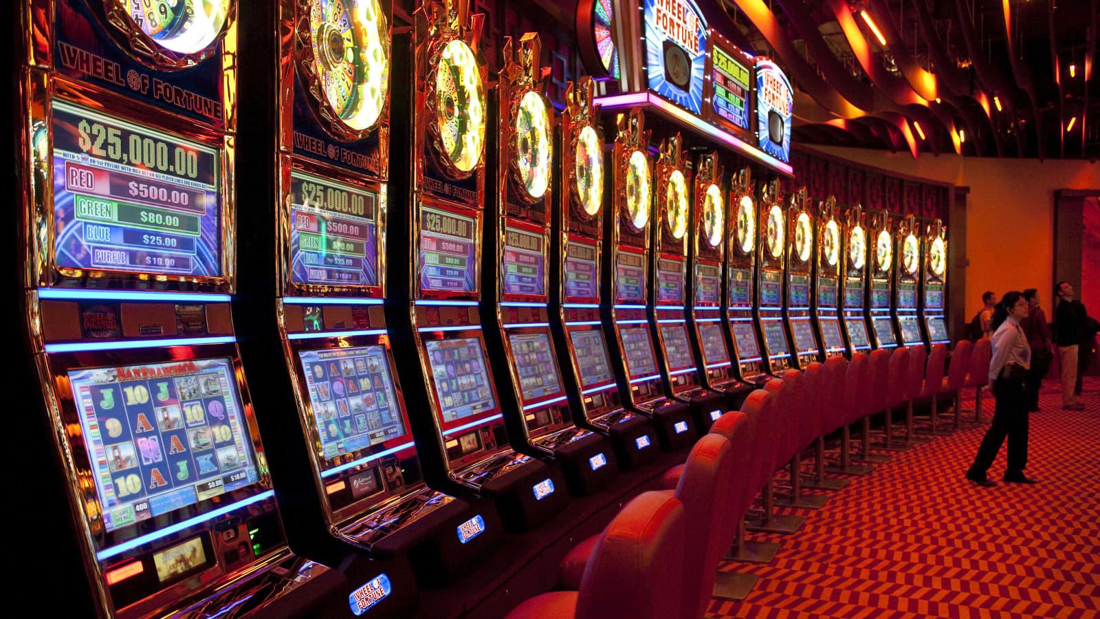 How do Singapore casinos handle cases of dealers stealing chips?
